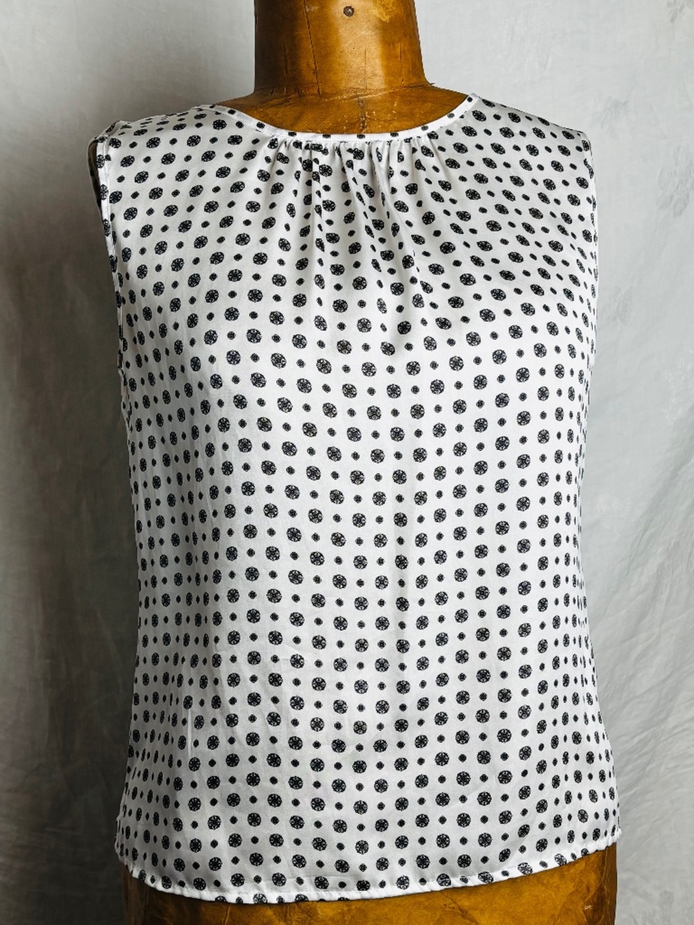 TAHARI ASL Sleeveless Medallion Print Top Sz. S